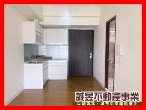 誠昱/亞灣生活圈輕軌旁.